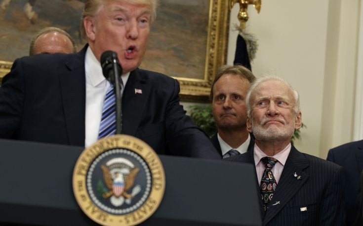 «Άγαλμα» ο παλαίμαχος αστροναύτης Μπαζ Όλντριν στο άκουσμα της ομιλίας του Τραμπ για το διάστημα – Δείτε τις απίστευτες εκφράσεις του (βίντεο)